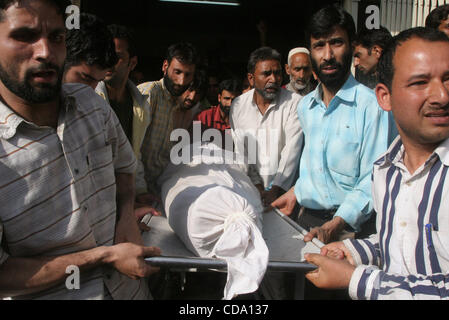 Cachemiris transporter le corps de Mohammad Asim à l'extérieur de l'hôpital de Srinagar, 30 juillet 2010. La police a tiré sur les grandes manifestations anti-Inde au Cachemire le vendredi, tuant deux civils y compris Asim, ont déclaré que, les dernières violences dans la région à l'origine de ce conflit entre l'Inde et Pak Banque D'Images