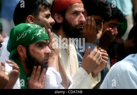 Les musulmans du Cachemire offrent des prières spéciales pendant la guerre contre l'Inde en protestation chadora 30 km de Srinagar, la capitale d'été du Cachemire indien, le 10/8/2010, en prenant le numéro sans frais dans les violences dans la vallée du Cachemire à 51 depuis le 11 juin.La faction extrémiste de l'Hurriyat Conference dirigé par Syed Ali Shah Geel Banque D'Images