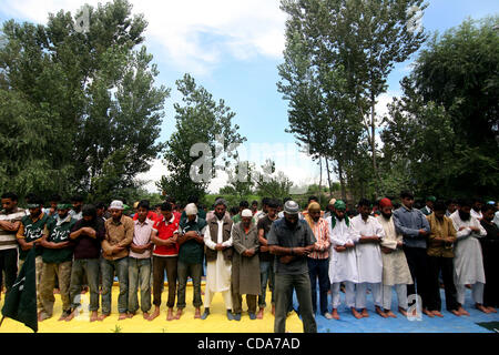 Les musulmans du Cachemire offrent des prières spéciales pendant la guerre contre l'Inde en protestation chadora 30 km de Srinagar, la capitale d'été du Cachemire indien, le 10/8/2010, en prenant le numéro sans frais dans les violences dans la vallée du Cachemire à 51 depuis le 11 juin.La faction extrémiste de l'Hurriyat Conference dirigé par Syed Ali Shah Geel Banque D'Images