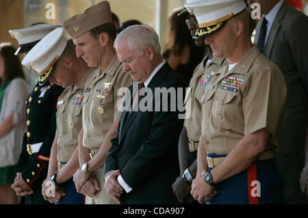 13 août 2010 - San Diego, Californie, USA - Vendredi 13 Août, 2010- Dépôt de recrues du Corps des Marines, San Diego, CA USA- Le secrétaire à la Défense Robert Gates s'incline la tête pendant la prière de l'aumônier lors de la cérémonie de la Marine de base à l'obtention du diplôme MCRD. Photo de David Brooks / Union-Tribune manda Banque D'Images