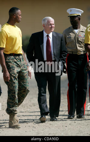 13 août 2010 - San Diego, Californie, USA - Vendredi 13 Août, 2010- Dépôt de recrues du Corps des Marines, San Diego, CA USA- Le secrétaire à la Défense Robert Gates (centre) promenades avec le Général Ronald Bailey (droite) et premier sergent James Sanders que Gates a visité avec Marine recrute à MCRD. Photo par Da Banque D'Images