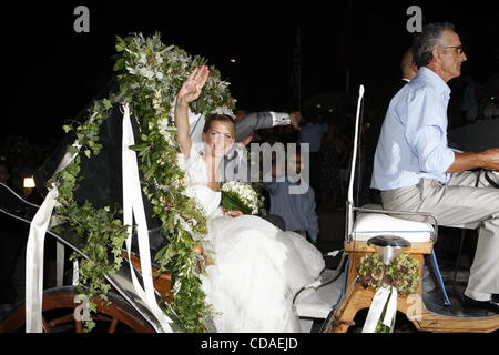 25 août 2010 - L'île de Spetses, Grèce - Prince Nikolaos de Grèce avec sa femme Tatiana Blatnik partent de l'église. (Crédit Image : © Vafeiadakis ZUMApress.com) Aristidis/ Banque D'Images