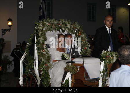 25 août 2010 - L'île de Spetses, Grèce - Prince Nikolaos de Grèce avec sa femme Tatiana Blatnik partent de l'église. (Crédit Image : © Vafeiadakis ZUMApress.com) Aristidis/ Banque D'Images