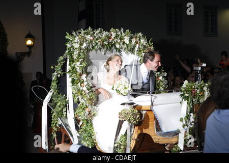 25 août 2010 - L'île de Spetses, Grèce - Prince Nikolaos de Grèce avec sa femme Tatiana Blatnik partent de l'église. (Crédit Image : © Vafeiadakis ZUMApress.com) Aristidis/ Banque D'Images