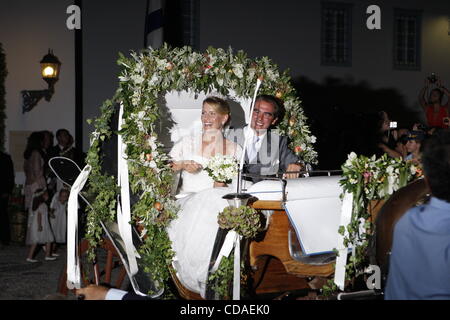 25 août 2010 - L'île de Spetses, Grèce - Prince Nikolaos de Grèce avec sa femme Tatiana Blatnik partent de l'église. (Crédit Image : © Vafeiadakis ZUMApress.com) Aristidis/ Banque D'Images