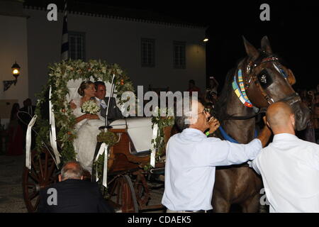 25 août 2010 - L'île de Spetses, Grèce - Prince Nikolaos de Grèce avec sa femme Tatiana Blatnik partent de l'église. (Crédit Image : © Vafeiadakis ZUMApress.com) Aristidis/ Banque D'Images