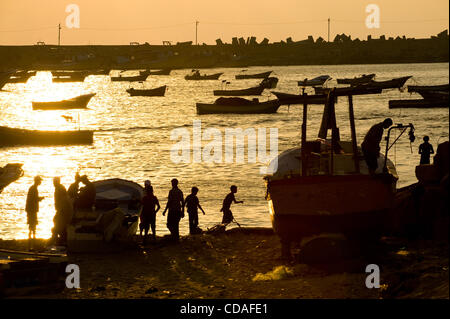 27 août 2010 - La ville de Gaza, Gaza - le 19 juillet 2010, la ville de Gaza, Gaza - coups du port dans la ville de Gaza pendant les dernières heures de la journée. Le port est une source précieuse de poissons frais des pêcheurs locaux, qui sont limités par Israël d'un trois milles des zones côtières d'eau pour les poissons. (Crédit Image : © D Banque D'Images