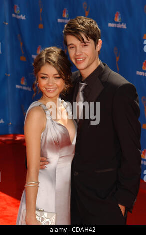 Le 29 août 2010 - Hollywood, Californie, États-Unis - J14938PR.La 62e Primetime Emmy Awards - Arrivals tenue au Nokia Theater de Los Angeles, Californie, 08-29-2010. Sarah Hyland et Matt Prokop(Image Crédit : © Phil Roach/Photos/ZUMApress.com) Globe Banque D'Images