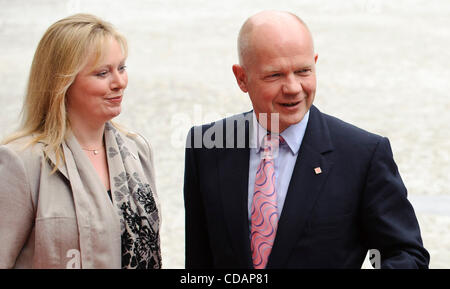 10 septembre 2010 - Bruxelles, BXL, Belgique - Le ministre britannique des affaires étrangères William Hague arrive avec son épouse Ffion Jenkins (L) au début d'une réunion informelle des ministres européens des affaires étrangères Réunion organisée par la présidence belge du Conseil à Bruxelles, Belgique le 2010-09-10 par Wiktor Dabkows Banque D'Images