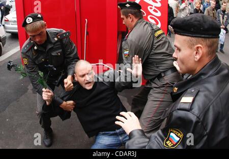 Sept 12, 2010 - Moscou, Russie - Des milliers de Russes se sont ralliés à ce qu'ils appellent "journée de colère" protester contre le gouvernement du Premier ministre russe Poutine, dans le cadre de protestations de l'opposition prévues à travers le pays. L'arrestation de manifestants de la police en face de la tête du maire de Moscou offic Banque D'Images