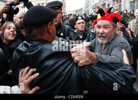 Sept 12, 2010 - Moscou, Russie - Des milliers de Russes se sont ralliés à ce qu'ils appellent "journée de colère" protester contre le gouvernement du Premier ministre russe Poutine, dans le cadre de protestations de l'opposition prévues à travers le pays. Lutte de la police avec les manifestants dans la rue. (Crédit Image : © PhotoXp Banque D'Images