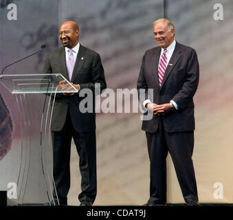 13 septembre 2010, Philadelphie, PA, USA-maire de Philadelphie, MICHAEL NUTTER et Gouverneur de la Pennsylvanie, Edward Rendell, à la cérémonie de remise des prix de la Liberté pour l'ancien Premier Ministre de l'Angleterre, Tony Blair. Blair était le récipiendaire 2010 de la Médaille de la liberté. (Crédit Image : (c) Ricky Fitchett/ZUMA Press) Banque D'Images