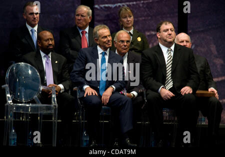 13 septembre 2010, Philadelphie, PA, USA-maire de Philadelphie, MICHAEL NUTTER et Gouverneur de la Pennsylvanie, Edward Rendell, et l'ancien Premier Ministre Tony Blair, lors de la cérémonie de remise des prix de la Liberté pour l'ancien Premier Ministre de l'Angleterre, Tony Blair. Blair était le récipiendaire 2010 de la Médaille de la liberté. (Crédit Banque D'Images