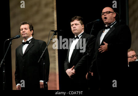 13 septembre 2010, Philadelphie, PA, USA- Les trois ténors Irlandais, FINBAR WRIGHT, ANTHONY KEARNS ET RONAN TYNAN effectuée à la cérémonie de remise des prix de la Liberté pour l'ancien Premier Ministre de l'Angleterre, Tony Blair. Blair était le récipiendaire 2010 de la Médaille de la liberté. (Crédit Image : (c) Ricky Fitchett/ZUMA Pre Banque D'Images