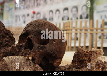 Sep 17, 2010 - Guatemala City, Guatemala - Chaque os extrait de l'ossuaires doivent être nettoyés et catalogués dans la Verveine. L'analyse de l'ADN s'effectue uniquement sur les crânes, fémurs maxillas et gauche. Ces résultats sont ensuite comparés avec des échantillons d'ADN auprès des membres des familles des victimes afin de lo Banque D'Images