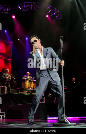 18 septembre 2010 - Miami, Floride, États-Unis d'Amérique - le chanteur Marc Anthony effectue le 17 septembre 2010 à l'American Airlines Arena de Miami, Floride. (Crédit Image : © Aaron Gilbert/ZUMApress.com) Southcreek/mondial Banque D'Images