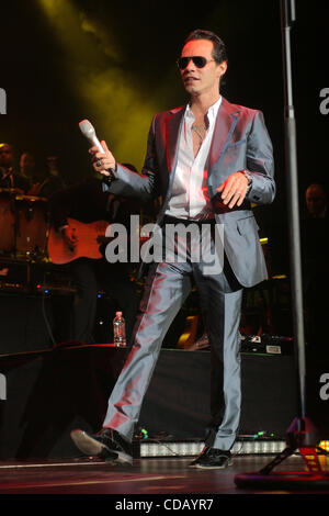 18 septembre 2010 - Miami, Floride, États-Unis d'Amérique - le chanteur Marc Anthony effectue le 17 septembre 2010 à l'American Airlines Arena de Miami, Floride. (Crédit Image : © Aaron Gilbert/ZUMApress.com) Southcreek/mondial Banque D'Images