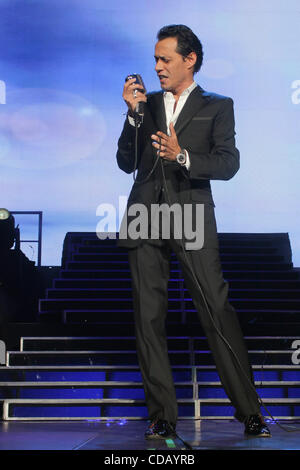 18 septembre 2010 - Miami, Floride, États-Unis d'Amérique - le chanteur Marc Anthony effectue le 17 septembre 2010 à l'American Airlines Arena de Miami, Floride. (Crédit Image : © Aaron Gilbert/ZUMApress.com) Southcreek/mondial Banque D'Images