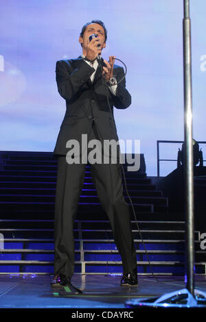 18 septembre 2010 - Miami, Floride, États-Unis d'Amérique - le chanteur Marc Anthony effectue le 17 septembre 2010 à l'American Airlines Arena de Miami, Floride. (Crédit Image : © Aaron Gilbert/ZUMApress.com) Southcreek/mondial Banque D'Images