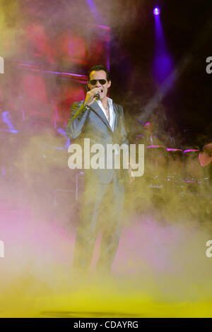 18 septembre 2010 - Miami, Floride, États-Unis d'Amérique - le chanteur Marc Anthony effectue le 17 septembre 2010 à l'American Airlines Arena de Miami, Floride. (Crédit Image : © Aaron Gilbert/ZUMApress.com) Southcreek/mondial Banque D'Images