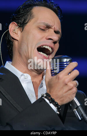 18 septembre 2010 - Miami, Floride, États-Unis d'Amérique - le chanteur Marc Anthony effectue le 17 septembre 2010 à l'American Airlines Arena de Miami, Floride. (Crédit Image : © Aaron Gilbert/ZUMApress.com) Southcreek/mondial Banque D'Images