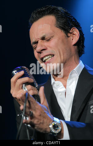 18 septembre 2010 - Miami, Floride, États-Unis d'Amérique - le chanteur Marc Anthony effectue le 17 septembre 2010 à l'American Airlines Arena de Miami, Floride. (Crédit Image : © Aaron Gilbert/ZUMApress.com) Southcreek/mondial Banque D'Images