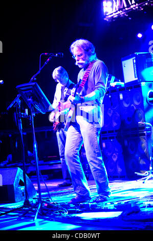 21 septembre 2010 - 21 septembre 2010 - Los Angeles, Californie, USA-musicien BOB WEIR, ancien guitariste et chanteur du groupe Grateful Dead, spectacle au Théâtre Grec, Los Angeles, Californie, avec la bande de plus, avec Phil Lesh, ancien bassiste du groupe Grateful Dead Image Crédit : .c Banque D'Images