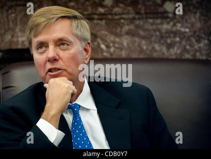 Sep 21, 2010 - Washington, District of Columbia, États-Unis, - Le Sénateur Lindsey Graham (R-SC) parle aux médias après un vote au Sénat où les Démocrates n'a pas réussi à briser une obstruction républicaine d'un projet de loi d'autorisation de la défense qui aurait permis à l'abrogation de l'militaryÃ•Ã s'donÃ•t demander, donÃ•t t Banque D'Images