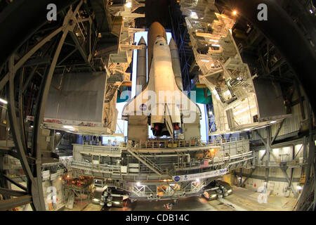 21 septembre 2010 - Cape Canaveral, FL, États-Unis d'Amérique - 20 Avril 2010 : la navette spatiale Discovery entame son voyage de 3,4-l'aire de lancement 39A de l'Édifice de l'Assemblée du véhicule au Kennedy Space Center à Cap Canaveral, en Floride, le lundi, 20 Septembre, 2010. La découverte est l'annexe de lancer le 1 novembre. Banque D'Images