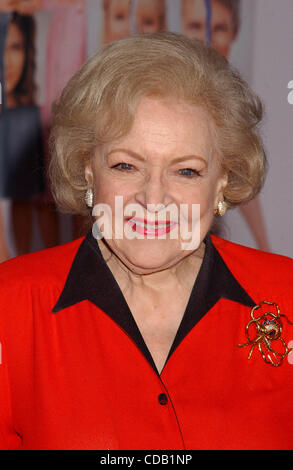 22 septembre 2010 - Hollywood, Californie, États-Unis - BETTY WHITE.Première de Touchstone Pictures' ''Vous'' Los Angeles, CA 09-22-2010. J15337PR(Image Crédit : © Phil Roach/Photos/ZUMApress.com) Globe Banque D'Images