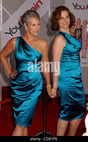 22 septembre 2010 - Hollywood, Californie, États-Unis - Jamie Lee Curtis et Sigourney Weaver sur le tapis rouge pour la première de leur nouveau film' 'vous'. (Crédit Image : © Phil Roach/Photos/ZUMApress.com) Globe Banque D'Images