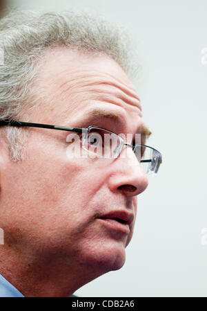 Sep 23, 2010 - Washington, District of Columbia, États-Unis, - .Stanley le hareng, président du Sous-comité sur l'éducation et de défense des intérêts, de la tête, du cou et de la colonne vertébrale de la NFL et médecin de l'équipe pour les Seattle Seahawks et les Mariners de Seattle témoigne devant le Comité de l'éducation et du travail maison heari Banque D'Images