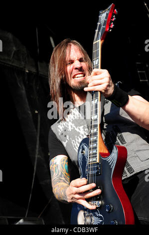 25 septembre 2010 - Fontana, CA, USA - Sept25, 2010-Fontana, California, USA-musicien JERRY HORTON guitare solo pour le groupe Papa Roach, à l'épicentre de la scène concert 2010, tenue à l'Auto Club Speedway un jour où le tempertures a grimpé au-dessus de 104 degrés..Credit droit cr SCOTT Banque D'Images