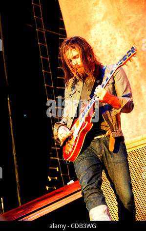 25 septembre 2010 - Fontana, CA, USA - Sept25, 2010-Fontana, California, USA-musicien CHRIS TRAYNOR, guitariste de Bush, à l'épicentre de la scène concert 2010, tenue à l'Auto Club Speedway un jour où le tempertures a grimpé au-dessus de 104 degrés..Credit droit cr SCOTT MITCHELL/ZUMA Press. (Crédit Banque D'Images