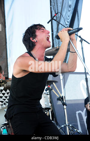 25 septembre 2010 - Fontana, CA, USA - Sept25, 2010-Fontana, California, USA-SSHAAUN Musicien FRANK, chant pour la bande, L'ENVIE, à l'épicentre de la scène concert 2010, tenue à l'Auto Club Speedway un jour où le tempertures a grimpé au-dessus de 104 degrés..Credit droit cr Scott Mitchell Banque D'Images