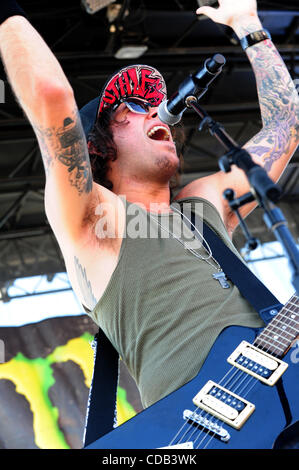 25 septembre 2010 - Fontana, CA, USA - Sept25, 2010-Fontana, California, USA-STEVILLE Musicien guitare et chant pour le groupe un peu grandes, à l'épicentre de la scène concert 2010, tenue à l'Auto Club Speedway un jour où le tempertures a grimpé au-dessus de 104 degrés..Credit droit cr Scott Mi Banque D'Images