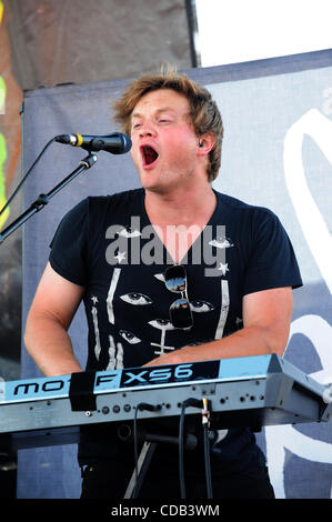 25 septembre 2010 - Fontana, CA, USA - Sept25, 2010-Fontana, California, USA-musicien JONNY, le claviériste pour l'envie, à l'épicentre de la scène concert 2010, tenue à l'Auto Club Speedway un jour où le tempertures a grimpé au-dessus de 104 degrés..Credit droit cr Scott Mitchell/ZUMA Press. (Credi Banque D'Images