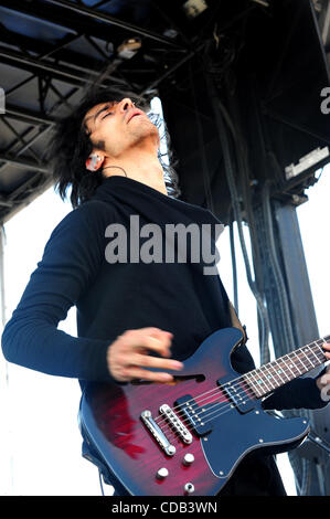 25 septembre 2010 - Fontana, CA, USA - Sept25, 2010-Fontana, California, USA-musicien VOID, guitare solo pour l'envie, à l'épicentre de la scène concert 2010, tenue à l'Auto Club Speedway un jour où le tempertures a grimpé au-dessus de 104 degrés..Credit droit cr Scott Mitchell/ZUMAPress. (Crédit Im Banque D'Images