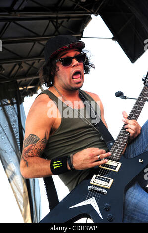 25 septembre 2010 - Fontana, CA, USA - Sept25, 2010-Fontana, California, USA-STEVILLE Musicien guitare et chant pour la bande, un peu grand à l'épicentre de la scène concert 2010, tenue à l'Auto Club Speedway un jour où le tempertures a grimpé au-dessus de 104 degrés..Credit droit cr Banque D'Images