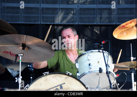 25 septembre 2010 - Fontana, CA, USA - Sept25, 2010-Fontana, California, USA-musicien JASON MORRIS, le batteur de Crash Kings, à l'épicentre de la scène concert 2010, tenue à l'Auto Club Speedway un jour où le tempertures a grimpé au-dessus de 104 degrés..Credit droit cr Scott Mitchell/ZUM Banque D'Images