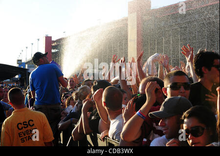 25 septembre 2010 - Fontana, CA, USA - Sept25, 2010-Fontana, California, USA-l'épicentre 2010 Concert, tenue à l'Auto Club Speedway un jour où le tempertures a grimpé au-dessus de 104 degrés..Credit droit cr Scott Mitchell/ZUMa Press. (Crédit Image : © Scott Mitchell/ZUMApress.com) Banque D'Images