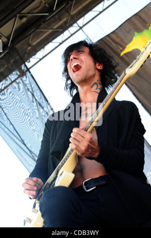 25 septembre 2010 - Fontana, CA, USA - Sept25, 2010-Fontana, California, USA-musicien VOID, guitare et chant pour la bande, L'ENVIE, à l'épicentre de la scène concert 2010, tenue à l'Auto Club Speedway un jour où le tempertures a grimpé au-dessus de 104 degrés..Credit droit cr Sco Banque D'Images