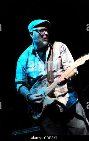 25 septembre 2010 - Fontana, CA, USA - Sept25, 2010-Fontana, California, USA-musicien EVERLAST, chanteur et guitariste de LA KOCA NOSTRA à l'épicentre de la scène concert 2010, tenue à l'Auto Club Speedway un jour où le tempertures a grimpé au-dessus de 104 degrés..Credit droit cr Scot Banque D'Images