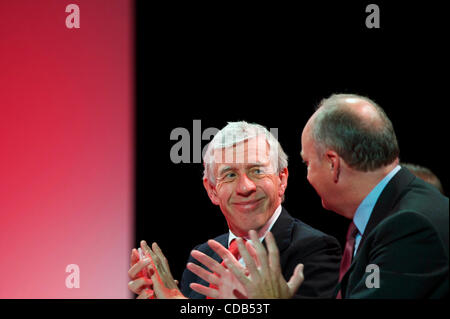 Sep 27, 2010 - Manchester, Angleterre, Royaume-Uni - Le député Jack STRAW parle avec un collègue de travail à la Conférence d'automne à Manchester. (Crédit Image : Banque D'Images