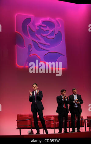 Sep 27, 2010 - Manchester, Angleterre, Royaume-Uni - David MILIBAND (extrême gauche) se félicite du travail intervenants lors de la Conférence d'automne à Manchester. (Crédit Image : Banque D'Images