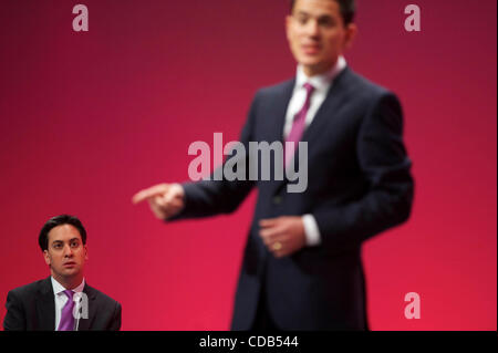 Sep 27, 2010 - Manchester, Angleterre, Royaume-Uni - en tant que dirigeant syndical nouvellement élu et son jeune frère, Ed Miliband, regarde, David Miliband, prononce un discours devant les délégués participant à la Conférence d'automne du travail à Manchester. (Crédit Image : Banque D'Images