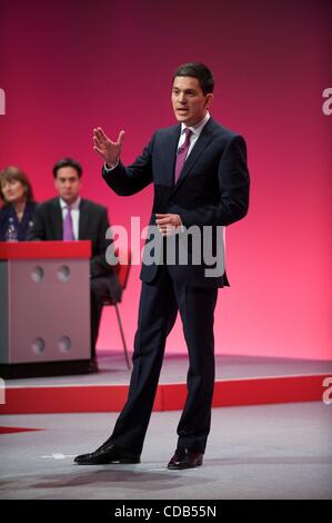 Sep 27, 2010 - Manchester, Angleterre, Royaume-Uni - en tant que dirigeant syndical nouvellement élu et son jeune frère, Ed Miliband, regarde, David Miliband, prononce un discours devant les délégués participant à la Conférence d'automne du travail. (Crédit Image : © Mark Makela/ZUMApress.com) Banque D'Images