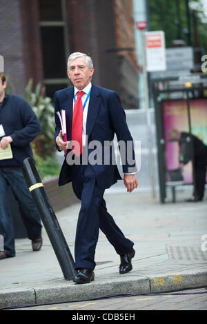 Sep 28, 2010 - Manchester, Angleterre, Royaume-Uni - Le député Jack STRAW arrive à la conférence du parti travailliste à Manchester et est immédiatement invité à un live news entrevue d'émission. (Crédit Image : Banque D'Images