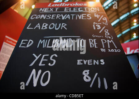 Sep 28, 2010 - Manchester, Angleterre, Royaume-Uni - Chance pour Ed Miliband devenir le prochain premier ministre sont affichés sur un tableau à la conférence du parti travailliste à Manchester. (Crédit Image : Banque D'Images