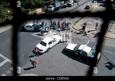 28 septembre 2010 - Austin, Texas, États-Unis - 28 septembre 2010 - L'Université du Texas à Austin fermer après que les rapports des deux hommes armés d'armes automatiques tôt mardi matin. Selon la police, un homme armé a ouvert le feu à l'intérieur de la bibliothèque, puis mortellement blessé lui-même. Les policiers sont à la recherche d'une éventuelle deuxième suspect. ( Banque D'Images